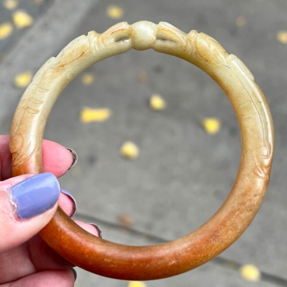 VINTAGE CELADON GREEN BROWN HETIAN JADE NEPHRITE CARVED DRAGONS BANGLE BRACELET